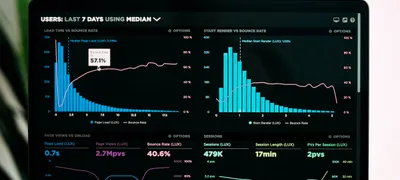 Dashboard de analítica de rendimiento en pantalla de laptop mostrando métricas de campañas de Google Ads