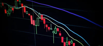 Pantallas con gráficos financieros y datos de rendimiento representando el análisis de campañas publicitarias de Google Ads