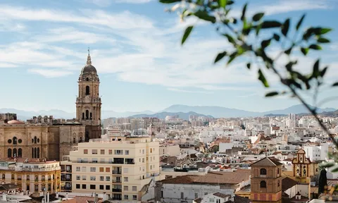 Vista del centro histórico de Málaga con la torre del reloj, ciudad donde los negocios locales usan Google Ads para atraer clientes