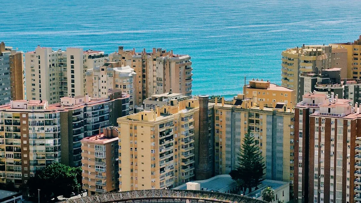 Edificio histórico de Málaga representando el tejido empresarial local y el entorno de los negocios de la ciudad