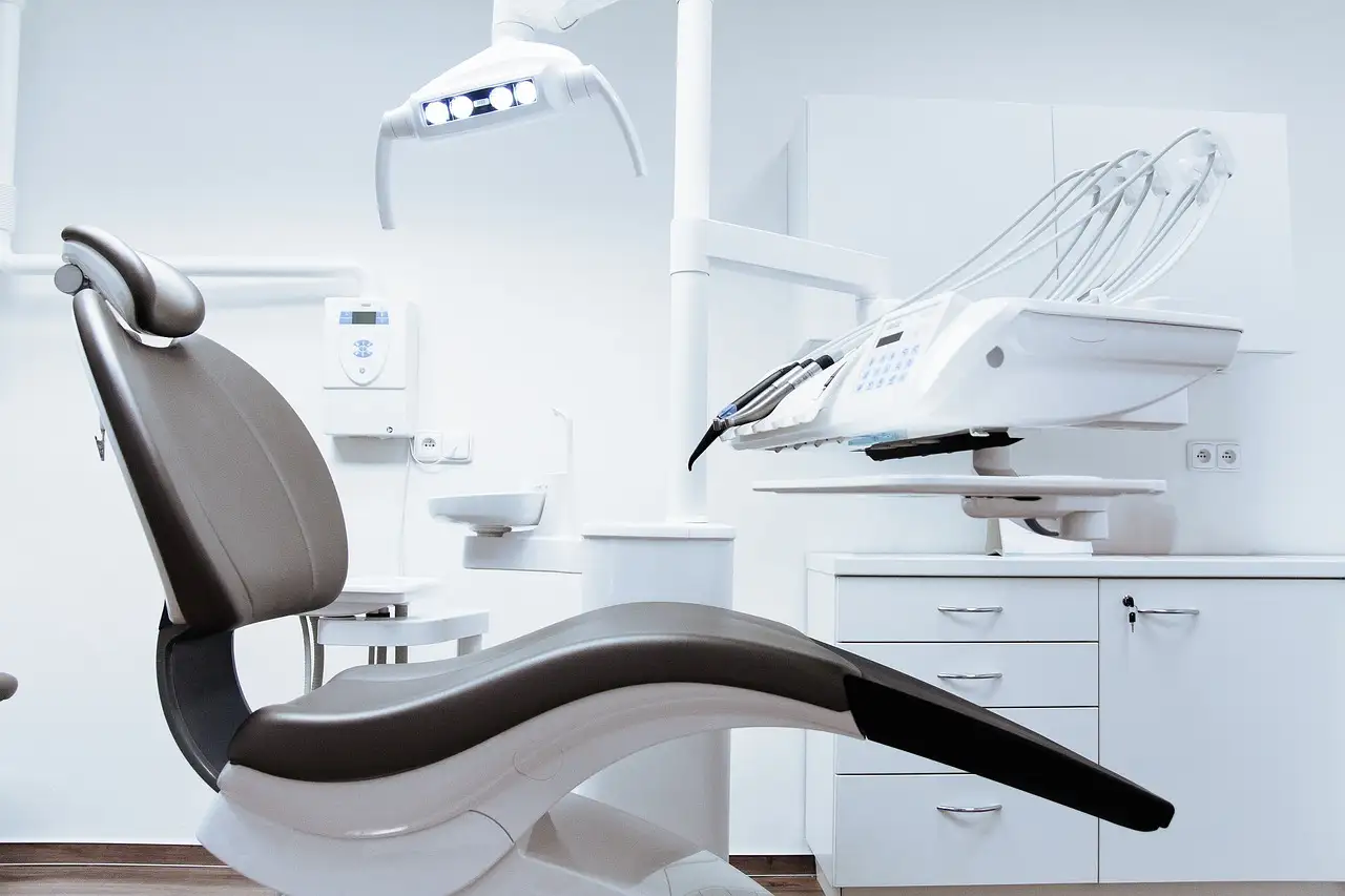 Gabinete de una clínica dental moderna con sillón y equipo