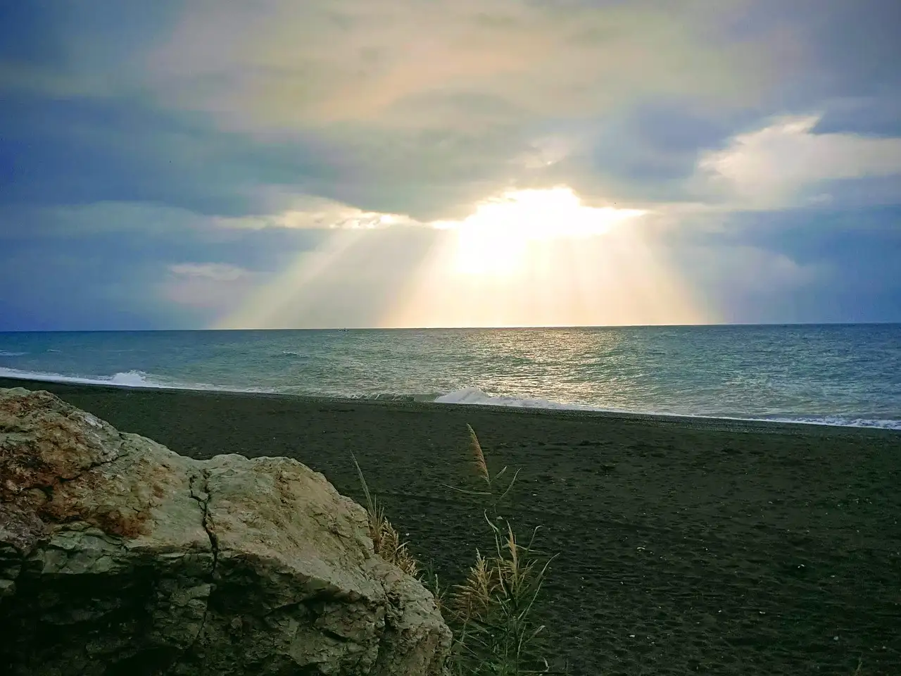 Playa y orilla de Torre del Mar, en la costa de la Axarquía