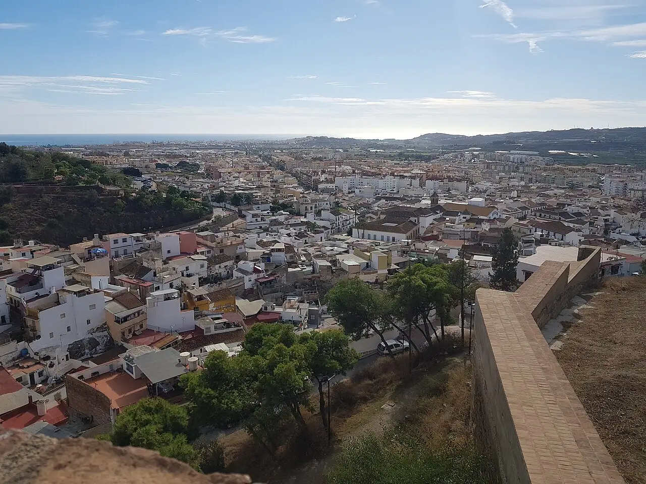 Vista del casco urbano de Vélez-Málaga desde la Fortaleza, con el mar al fondo