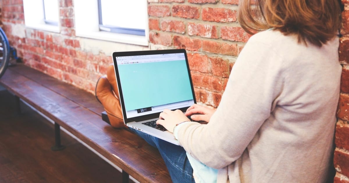 Comparativa de plataformas de publicidad online con paneles de Google Ads y Meta Ads enfrentados