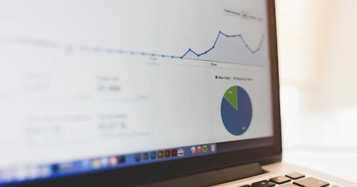 Pantalla de ordenador con un panel de analítica y gráficas de datos