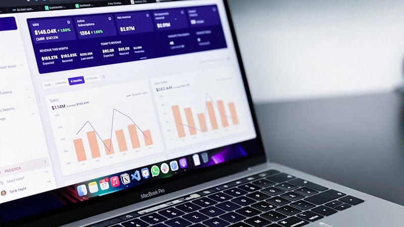 Portátil sobre superficie oscura mostrando interfaz de datos digitales relacionada con seguimiento y analítica