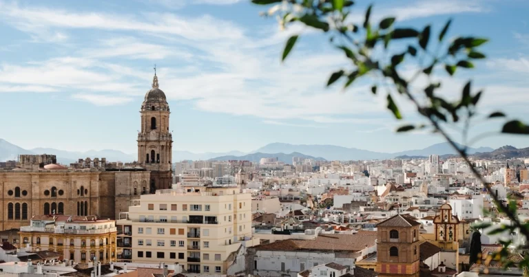 Vista del centro histórico de Málaga con la torre del reloj, ciudad donde los negocios locales usan Google Ads para atraer clientes