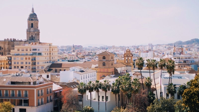 Edificio histórico de Málaga representando el tejido empresarial local y el entorno de los negocios de la ciudad