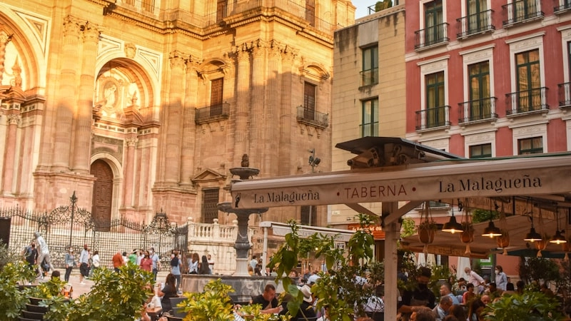 Vista de las calles del centro histórico de Málaga con comercios locales y ambiente urbano de la ciudad
