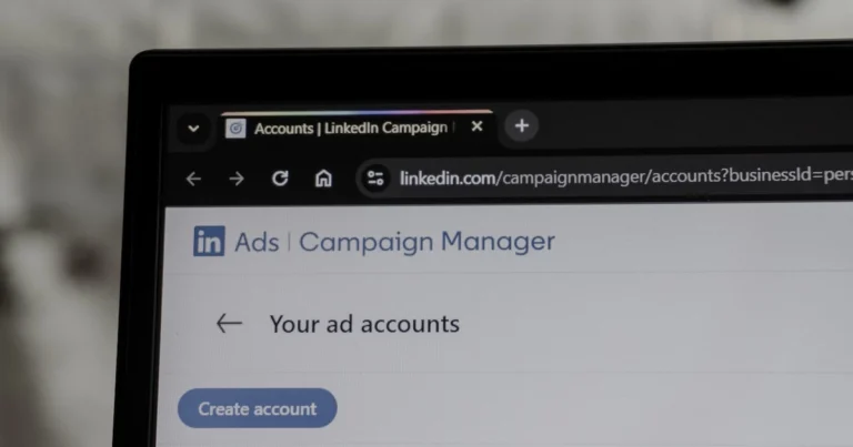 Interfaz de gestor de campañas publicitarias digitales mostrando métricas de rendimiento de Google Ads Performance Max